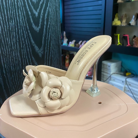 Cape Robbin Shoes - NEW cream leather heel, with flower rap